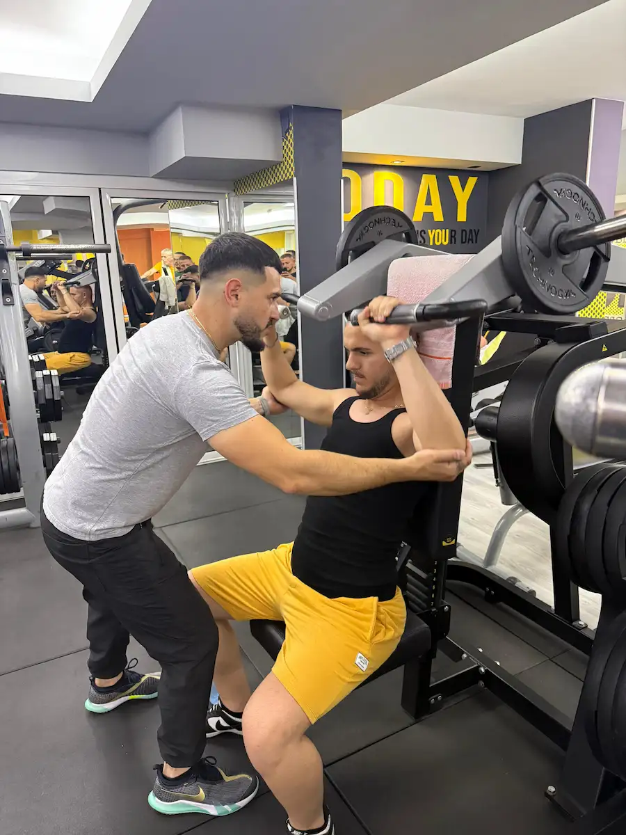 Trainer coaching a member at Platinum Fitness